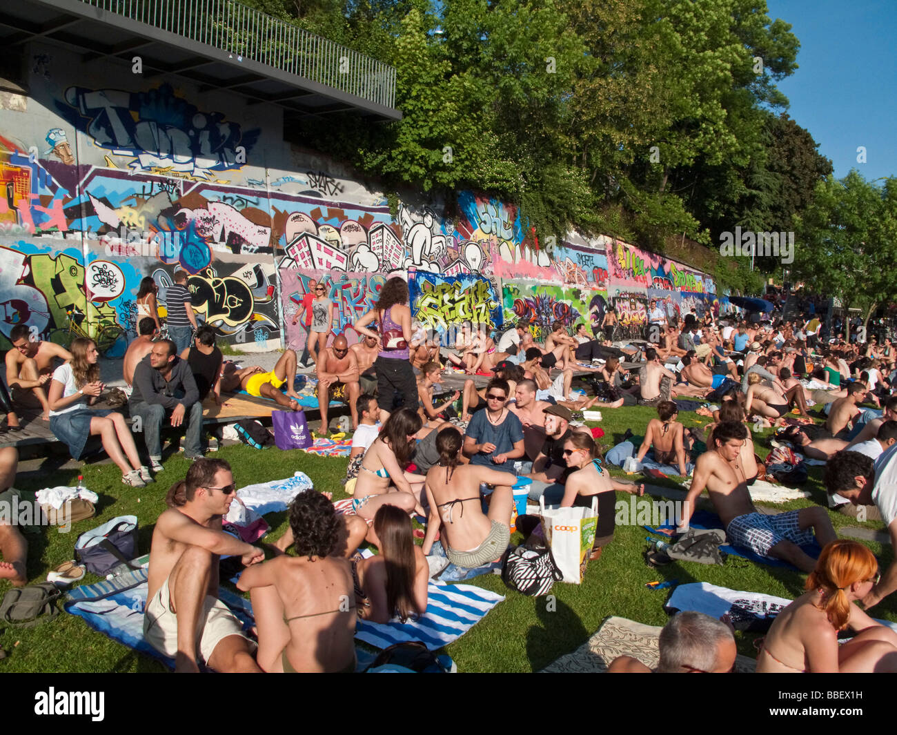 Freibad am Fluss Limmat Menschen Sonnen Zürich Letten Stockfoto