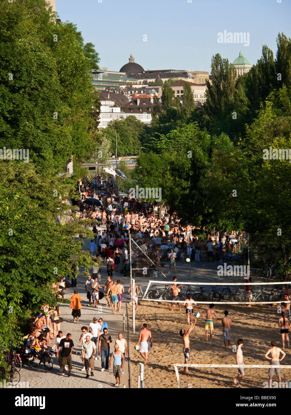 Freibad am Fluss Limmat Beachvolleyball Leute Sonnen Zürich Letten Stockfoto