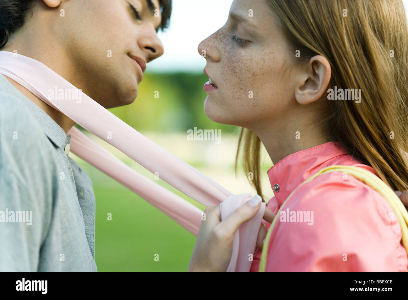 Junges Paar lehnt in zu küssen, Augen geschlossen, seitliche Ansicht Stockfoto
