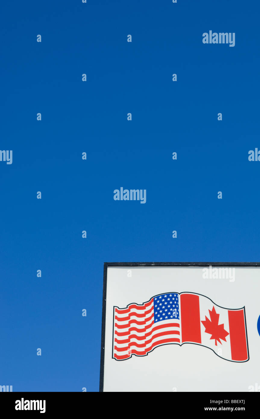 Melden Sie sich mit der kanadischen und US-Flagge auf der Kanada US-Grenze Stockfoto