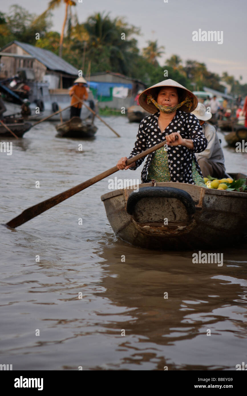 Paddeln in den schwimmenden Markt Phong Dien Frau Stockfoto