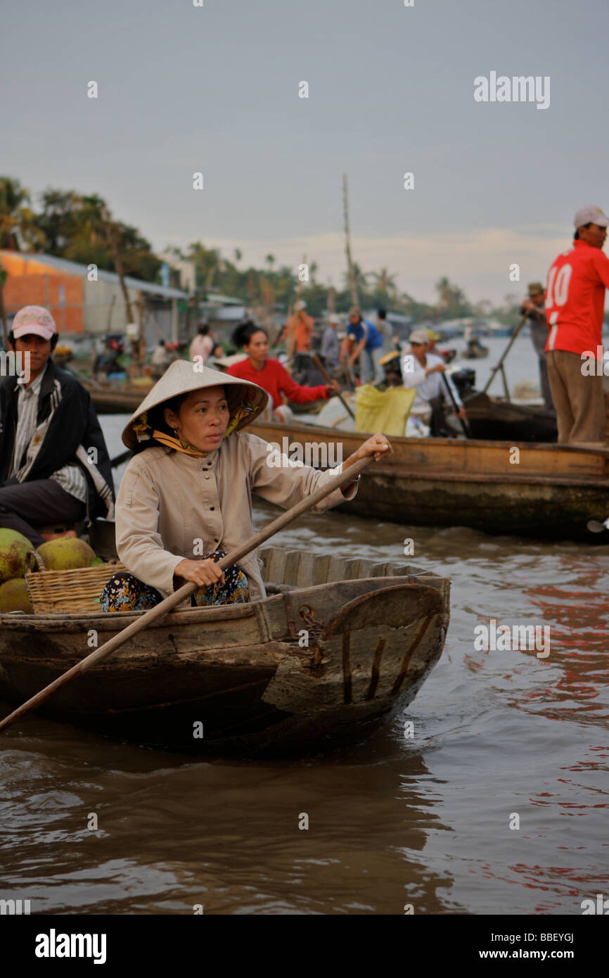 Paddeln in den schwimmenden Markt Phong Dien Frau Stockfoto