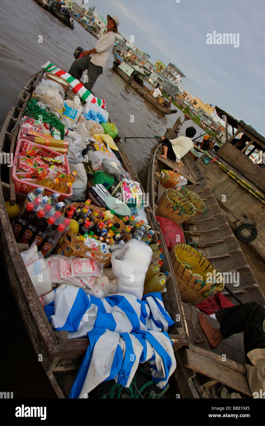 Verkäufer auf dem schwimmenden Markt Phong dien Stockfoto