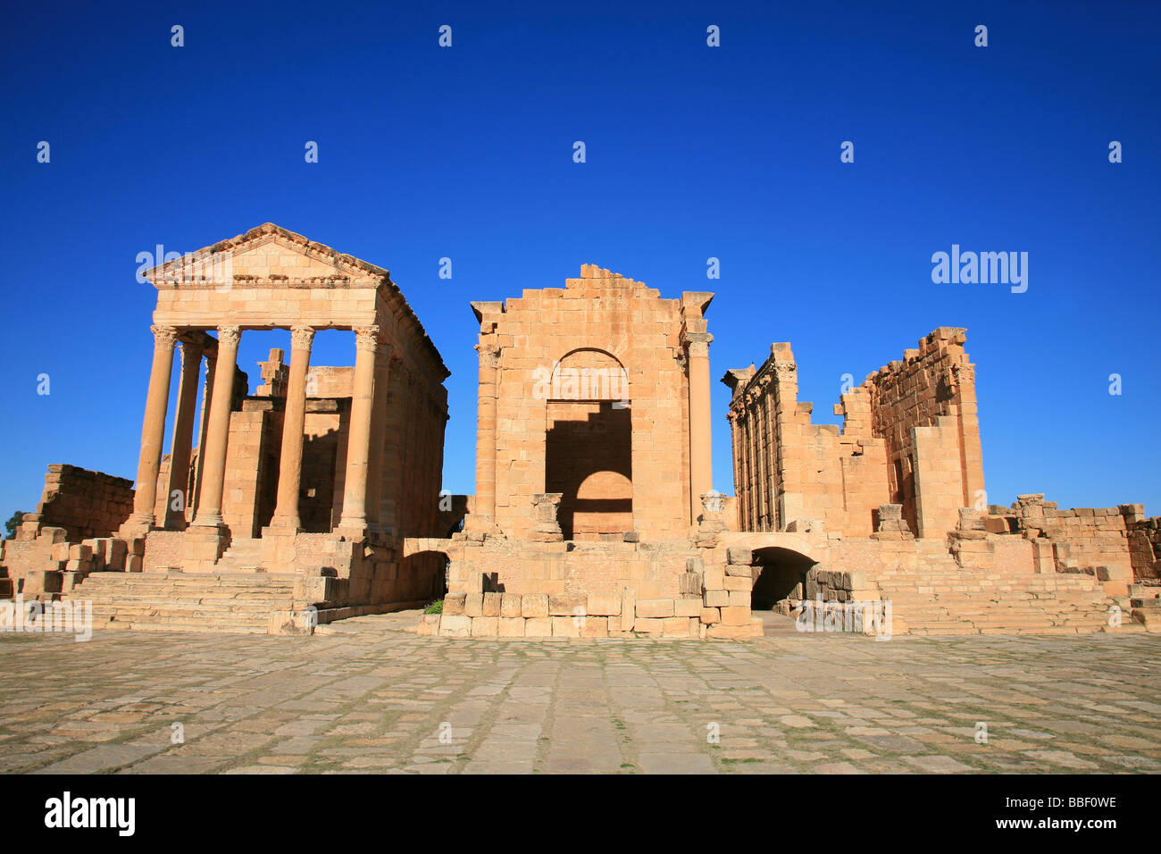 Der Tempel der Minerva, Jupiter und Juno auf dem großen Forum in Sbeitla, Tunesien Stockfoto