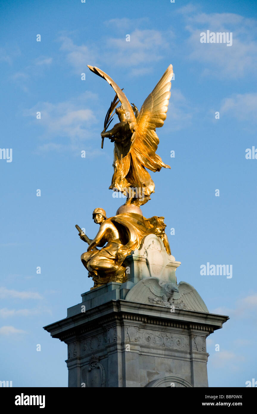 Engel des Sieges und auf das Victoria Memorial Statue vor Buckingham Palace, London, UK Stockfoto