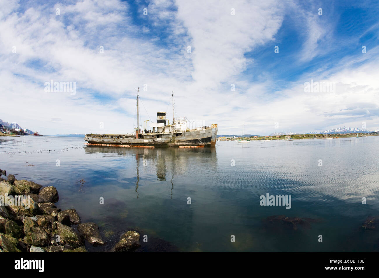 Gestrandeter Schlepper St Christopher im Hafen von Ushuaia im frühen Morgenlicht Tierra del Fuego Argentinien Südamerika Stockfoto