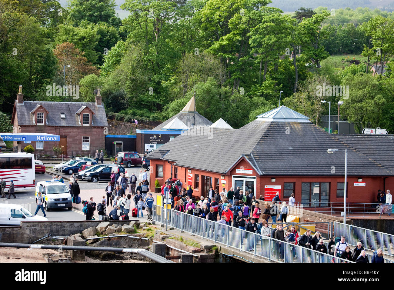 Passagiere im Hafen von Brodick auf Arran warten auf die Fähre zurück nach Ardrossan beginnen. Stockfoto