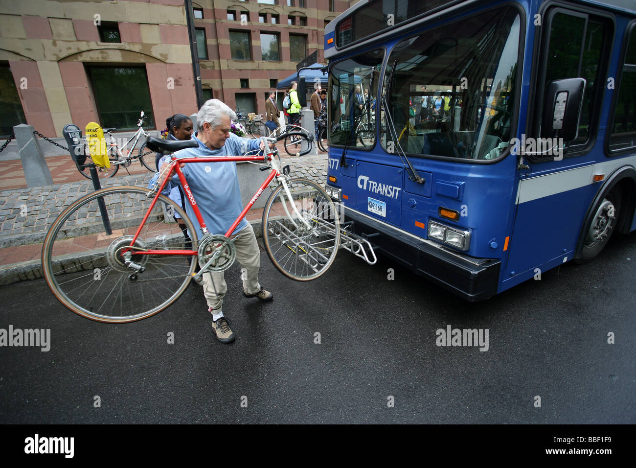 Ein Mann stellt sein Fahrrad auf einem Stadtbus in New Haven Connecticut USA Stockfoto