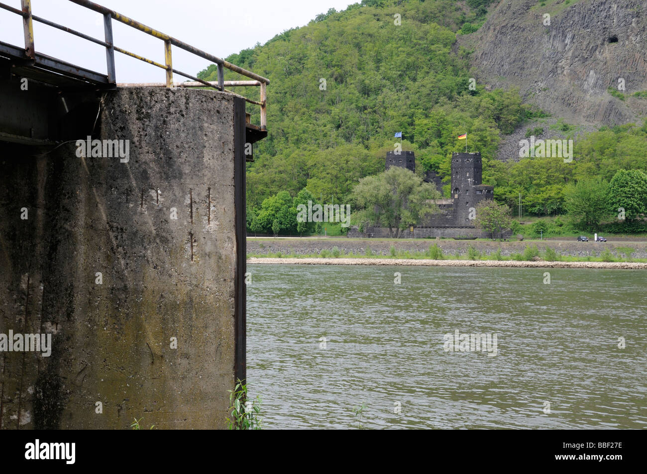 Säulen der zerstörten Brücke von Remagen, Deutschland Stockfoto