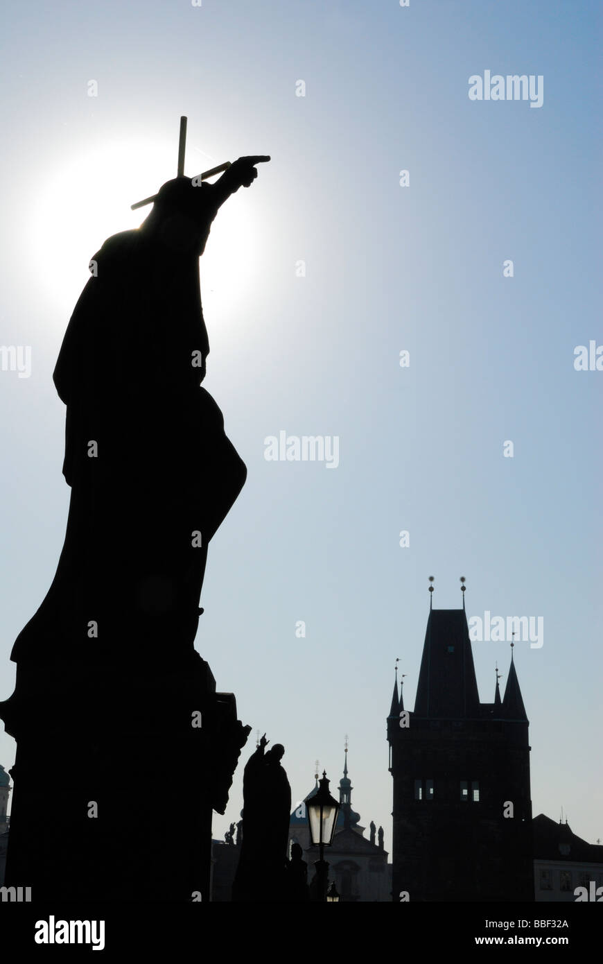 Silhouetten von Statuen auf der Karlsbrücke, Prag Stockfoto