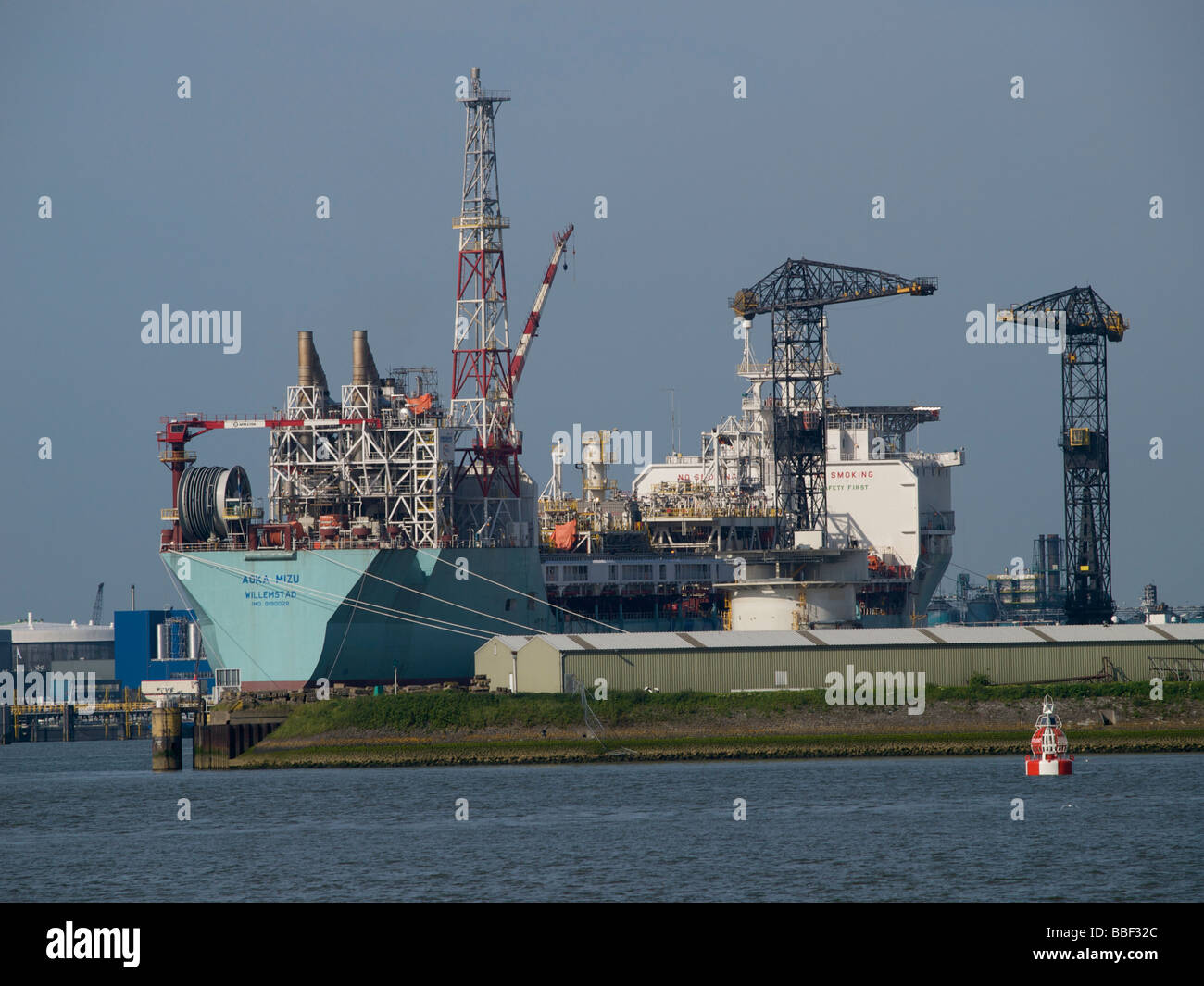 der Aoka Mizu ist ein Zweck Produktion Schiff von 246m Länge eine schwimmende Öl-Produktion-Plattform gebaut. Hafen von Rotterdam, Niederlande Stockfoto