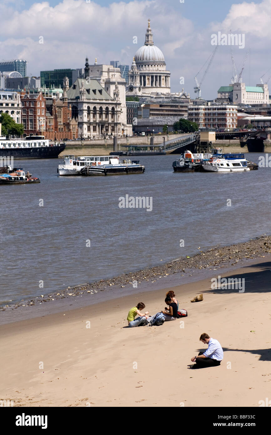Büroangestellte entspannen am Strand in London. Stockfoto