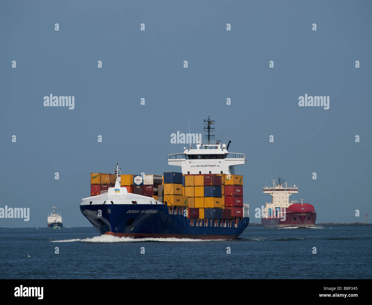 Drei Frachtschiffe nähert sich der Hafen von Rotterdam, die Container mit Ware für Europa Stockfoto