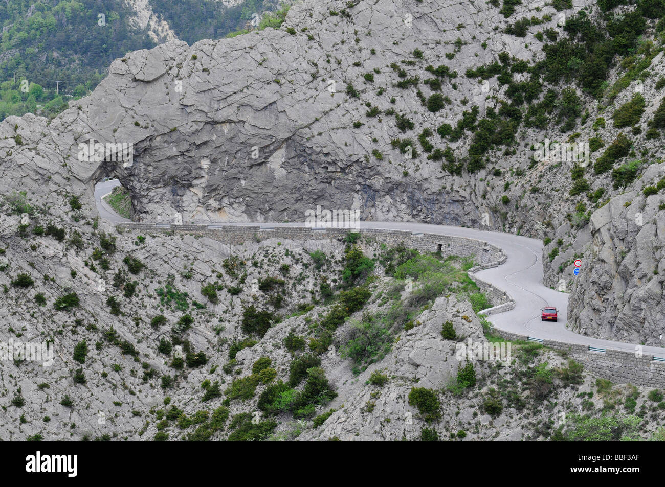 Autofahren auf der berühmten "Route Napoleon", eine kurvenreiche Panoramastraße in einer Schlucht in Südfrankreich. Stockfoto