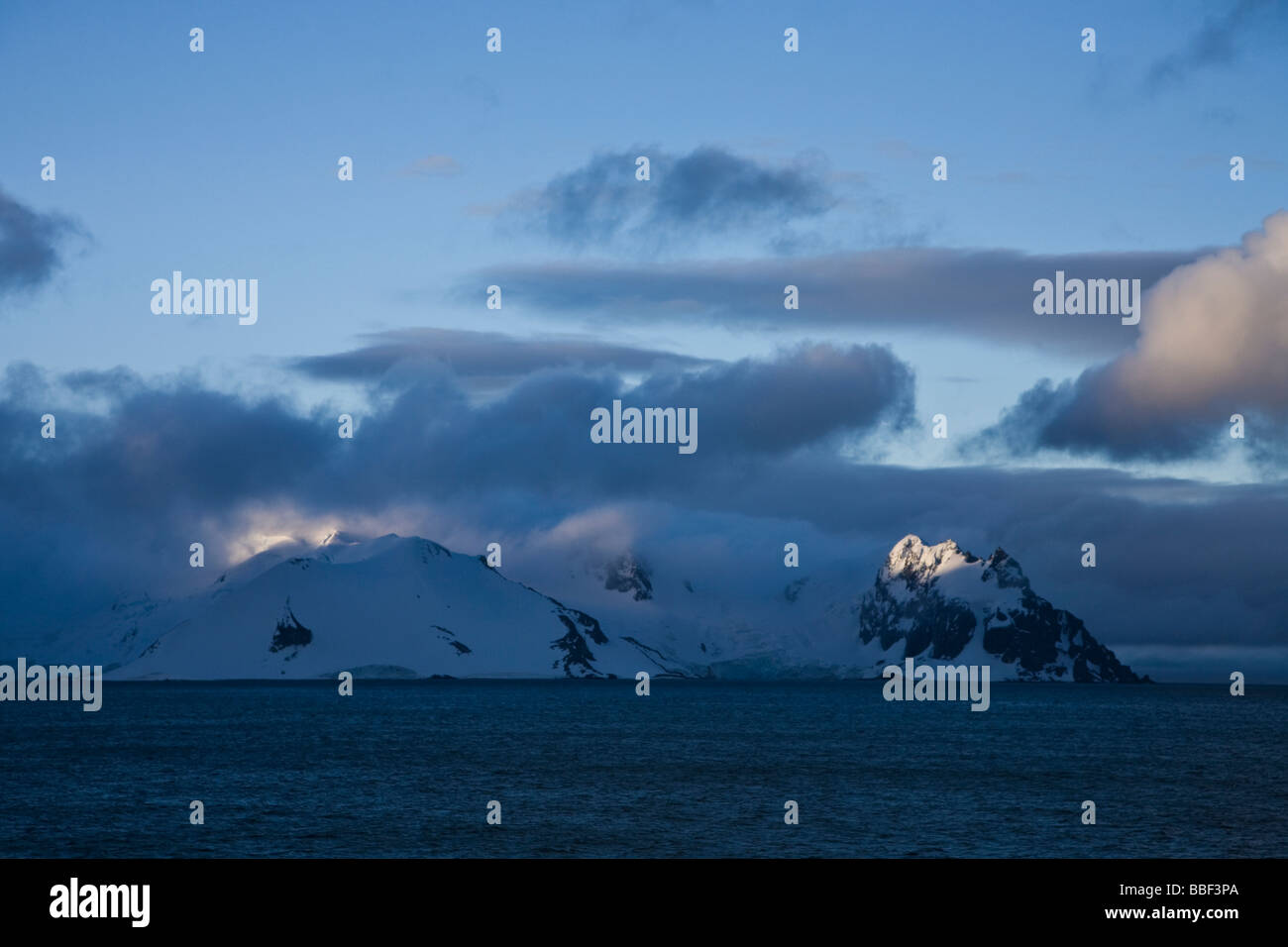 King George Island bei Sonnenuntergang Süd-Shetland-Inseln-Antarktis Stockfoto