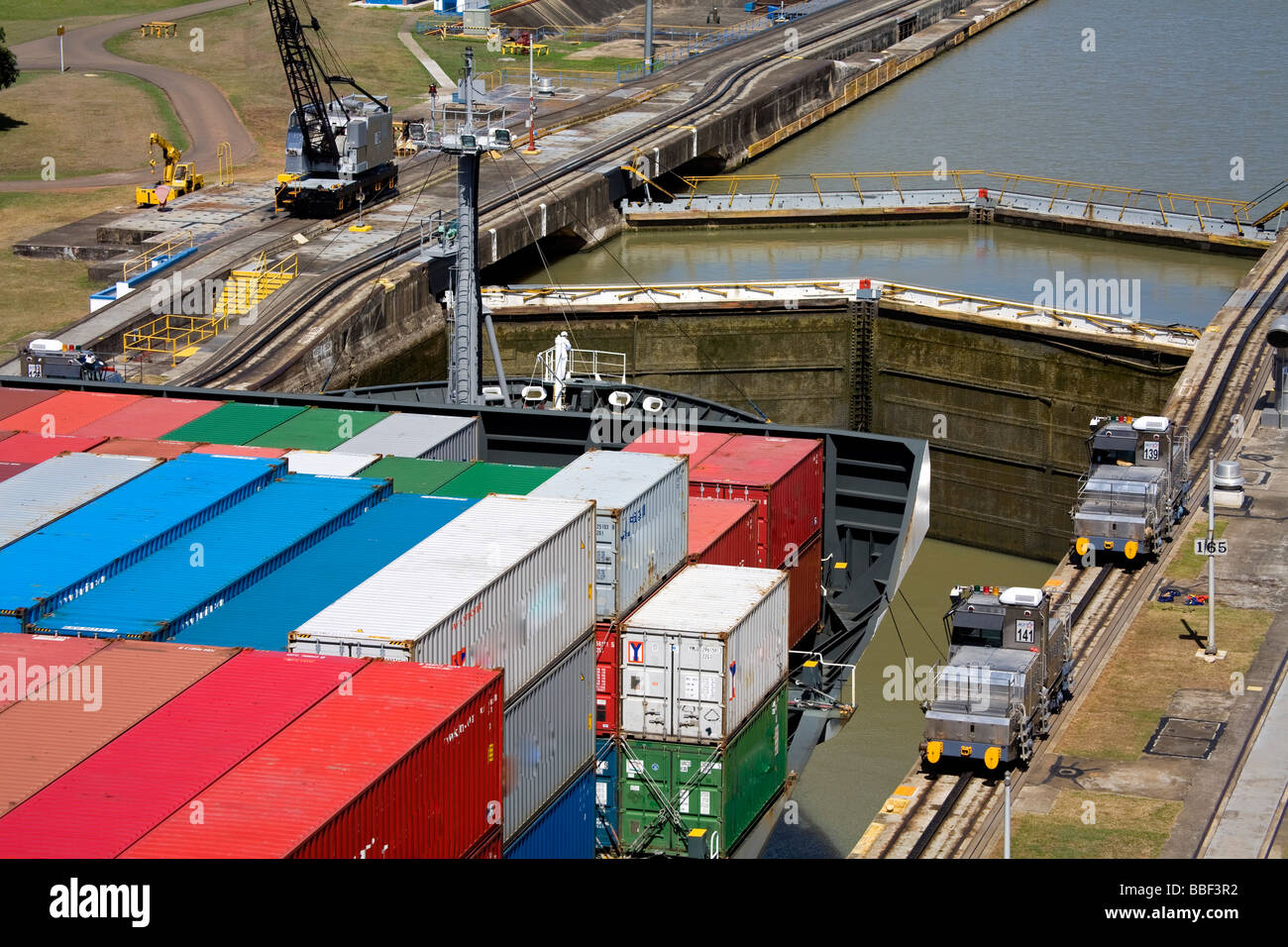 Pedro Miguel sperrt, Panamakanal, Panama, Mittelamerika; Containerschiff im Schloss Stockfoto