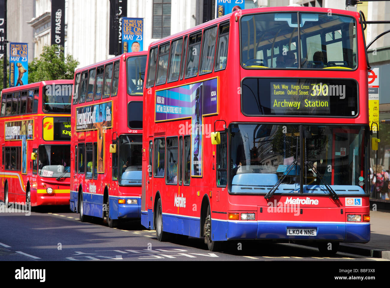 London-Busse in der Oxford Street Stockfoto