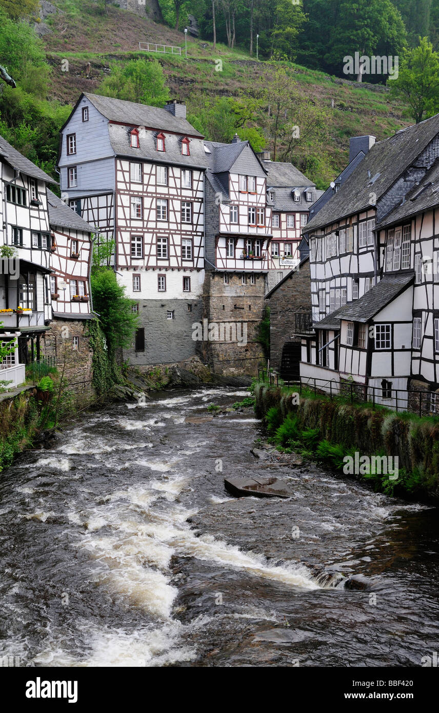 RUR-Fluss fließt vorbei an Fachwerkbauten in Monschau, Eifel, Deutschland Stockfoto