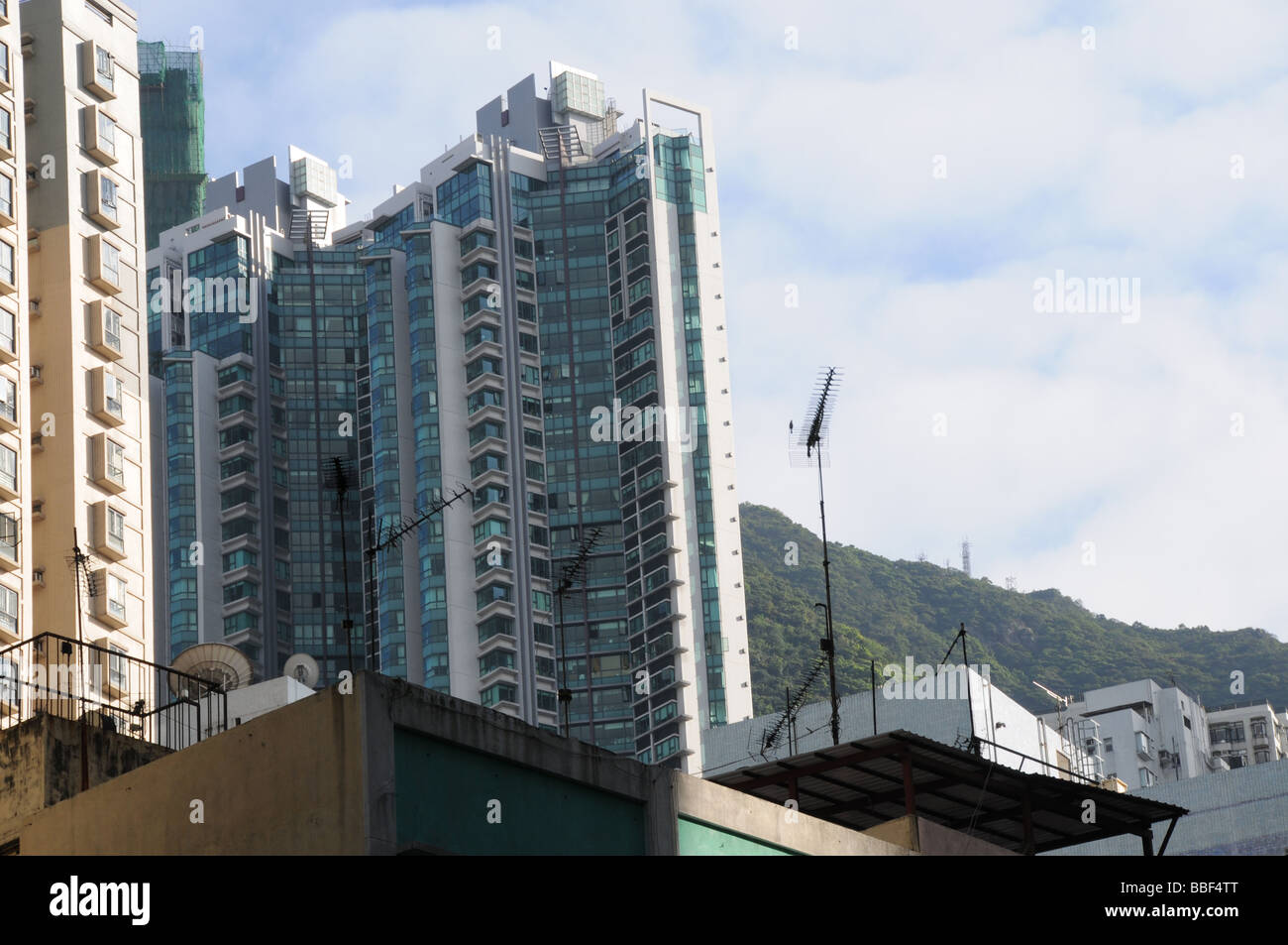moderne Wohn-Hochhaus nahe der Innenstadt von Hongkong Stockfoto