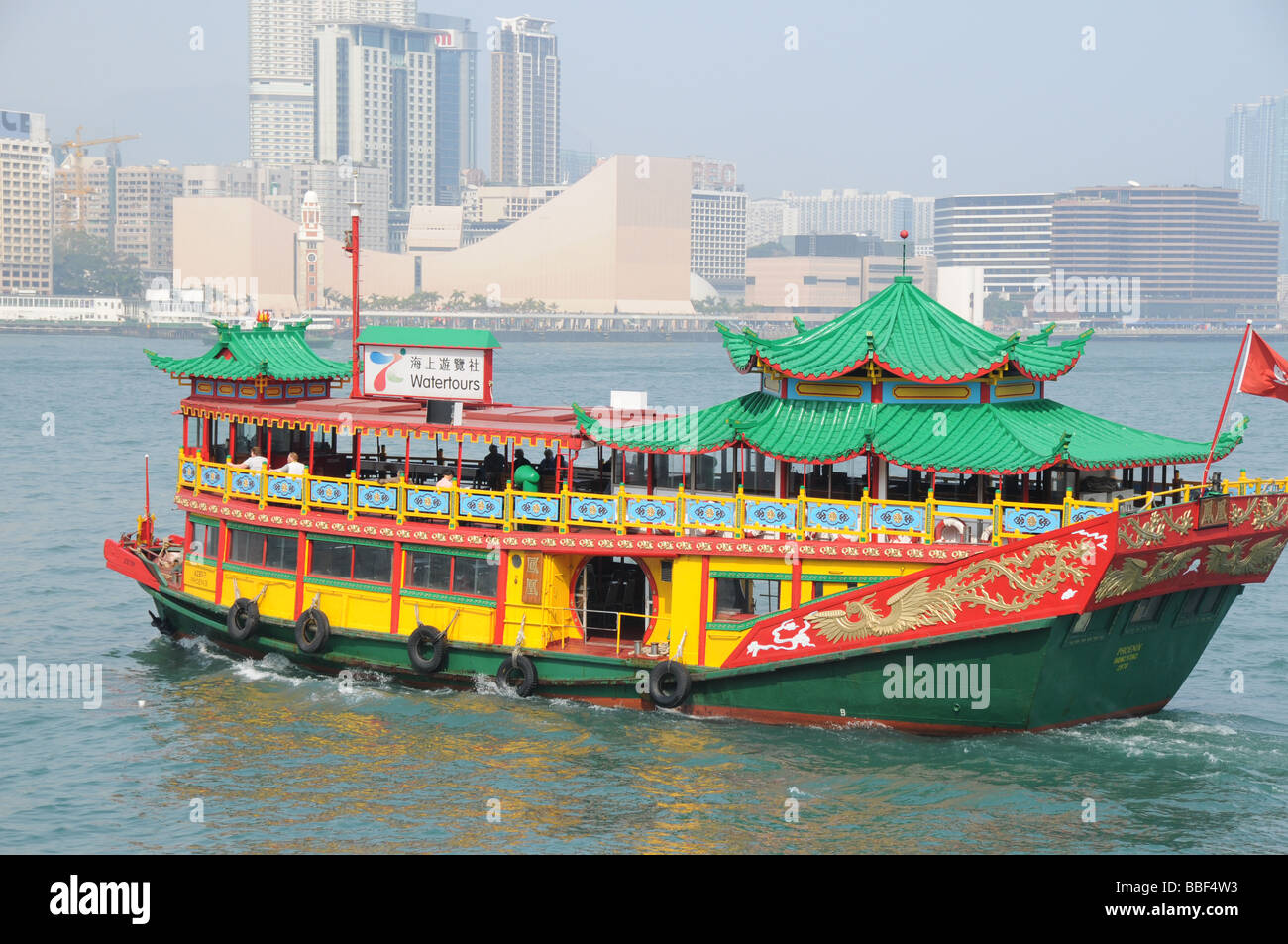 Touristenboot Abendessen im Hafen von Hong kong Stockfoto