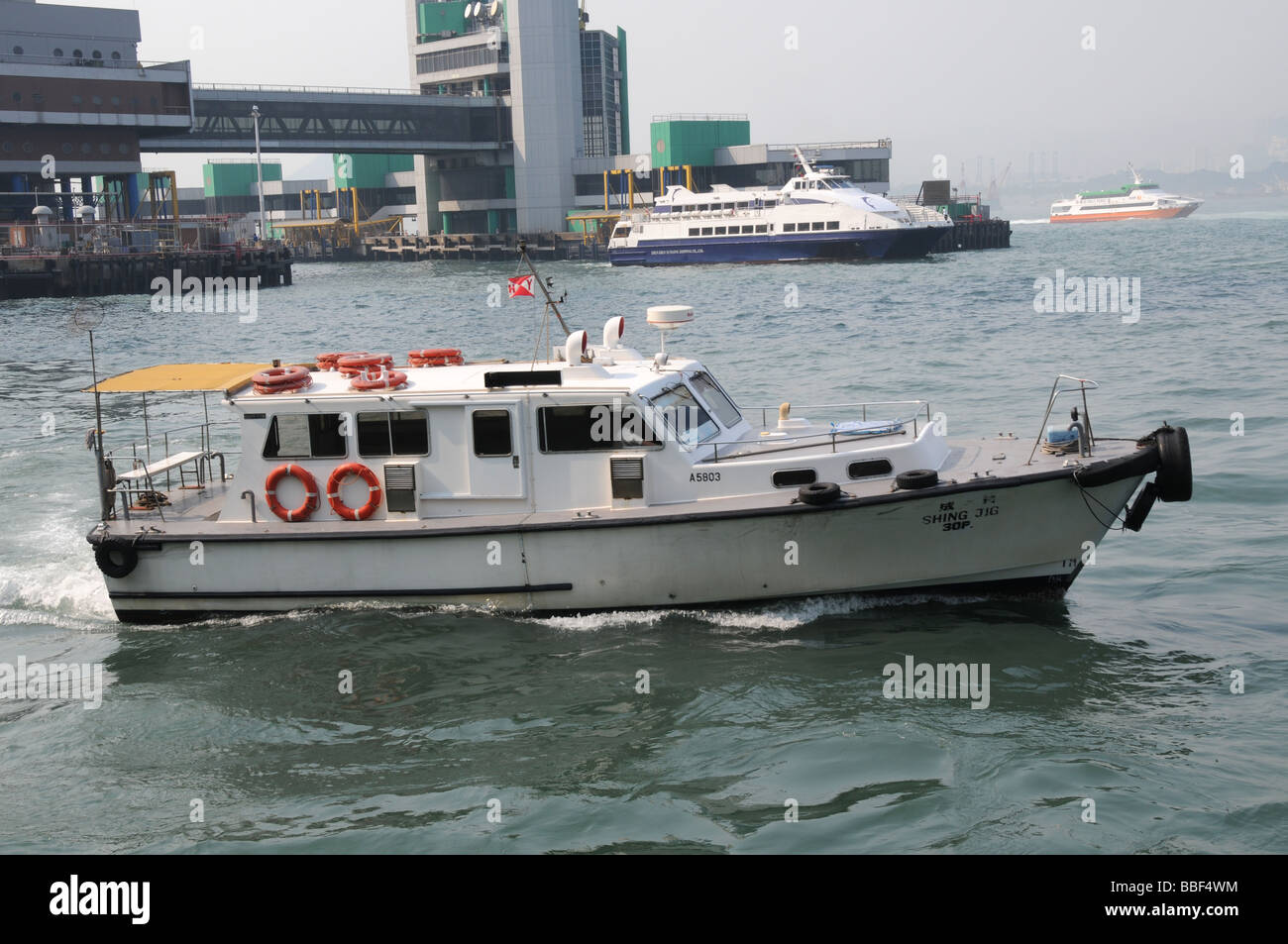 kleines Boot im Hafen von Hong kong Stockfoto