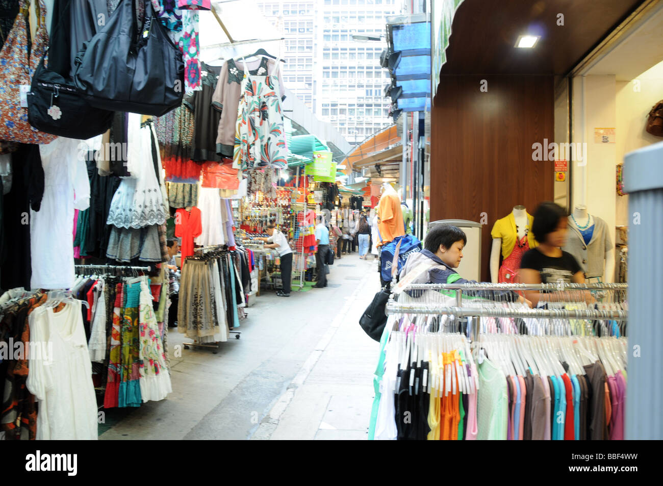 Kleidung-Stände in Gasse in der Innenstadt von Hongkong Stockfoto