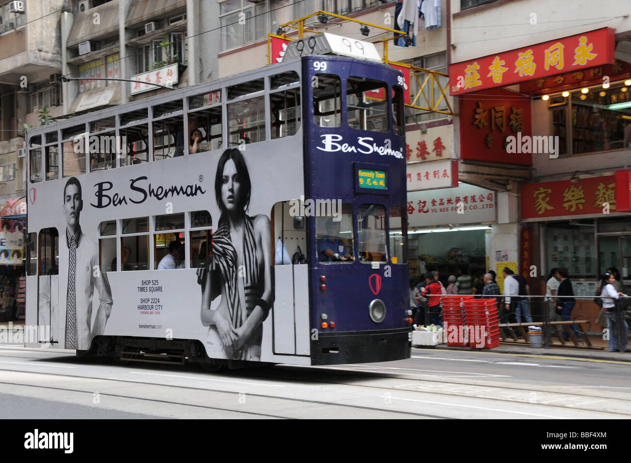 Doppelstock-Straßenbahn mit Werbung in der Innenstadt von Hongkong Stockfoto