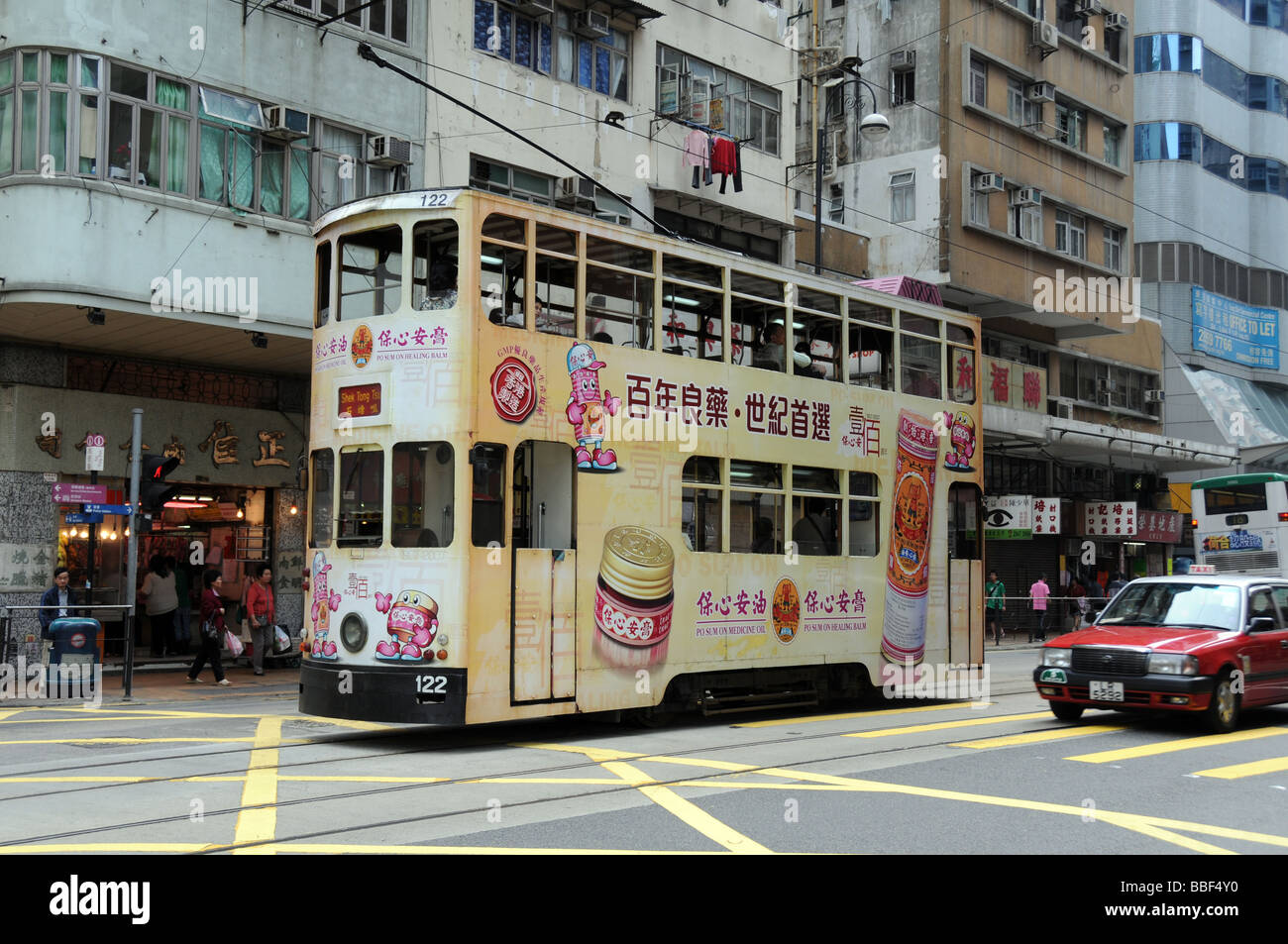 Doppelstock-Straßenbahn mit Werbung in der Innenstadt von Hongkong Stockfoto