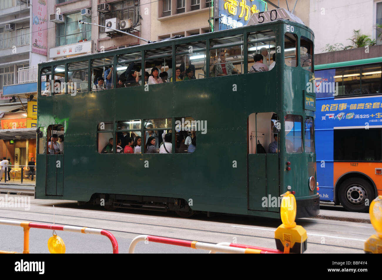 grüne alte Doppelstock-Straßenbahn in der Innenstadt von Hongkong Stockfoto