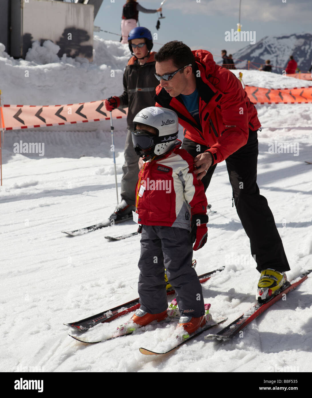 Vater und Sohn im Bereich Chamonix Skifahren französische Alpen Frankreich Europa Stockfoto