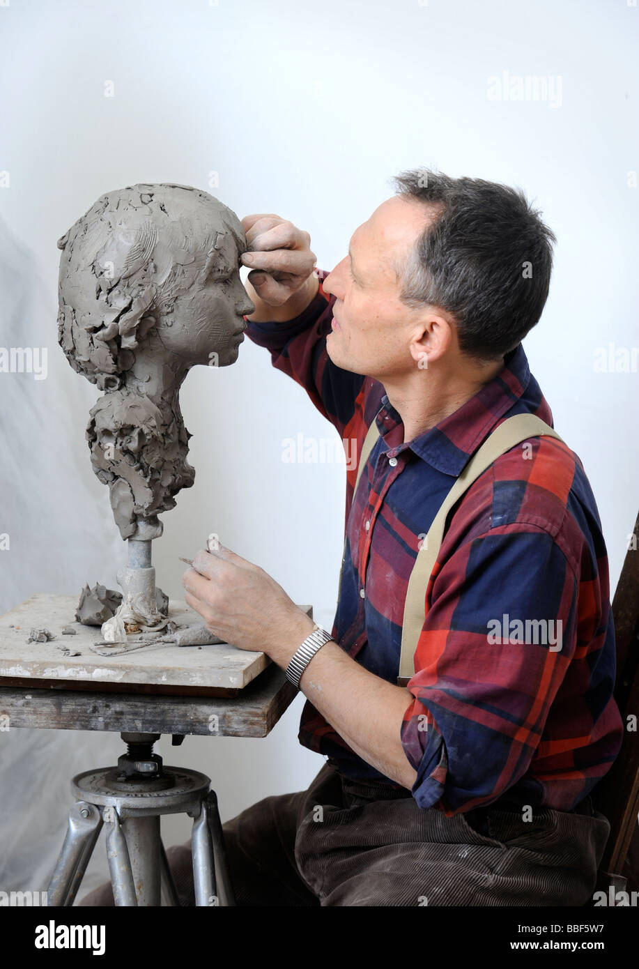 Bildhauer Mark Richards in seinem Atelier in der Nähe von Ludlow arbeitet an einem Lehm-Kopf seines Sohnes Gil 2008 Stockfoto