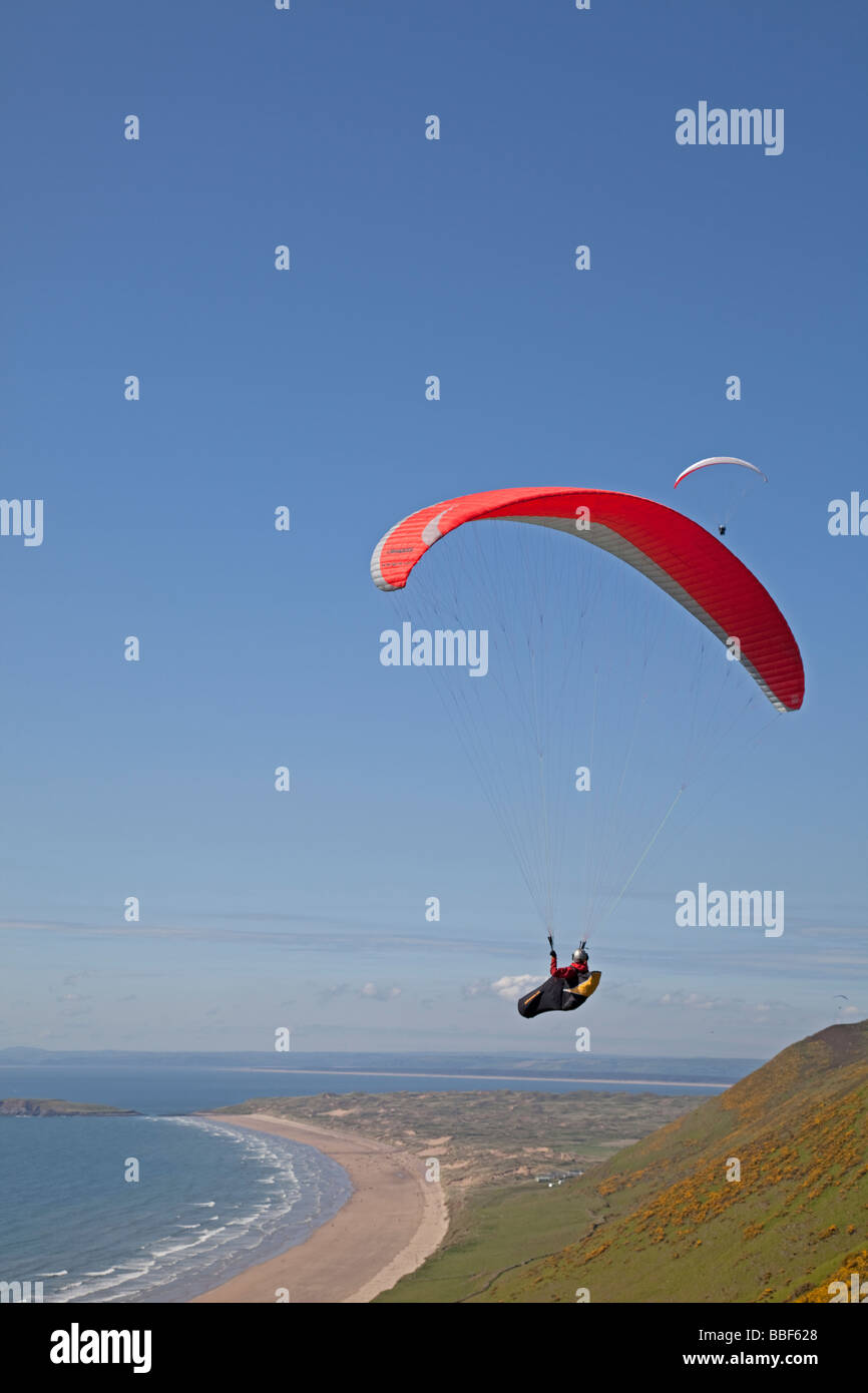 Gleitschirm-Paragliding über Rhossili Bucht The Gower South Wales UK Stockfoto