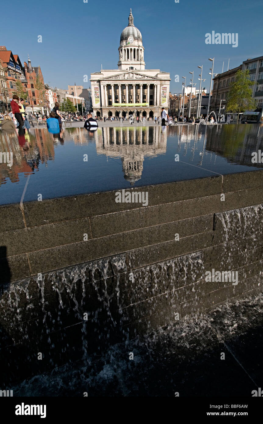 Nottingham-Marktplatz mit Rathaus und neue Sanierung Pool mit Brunnen auf dem Platz Stockfoto