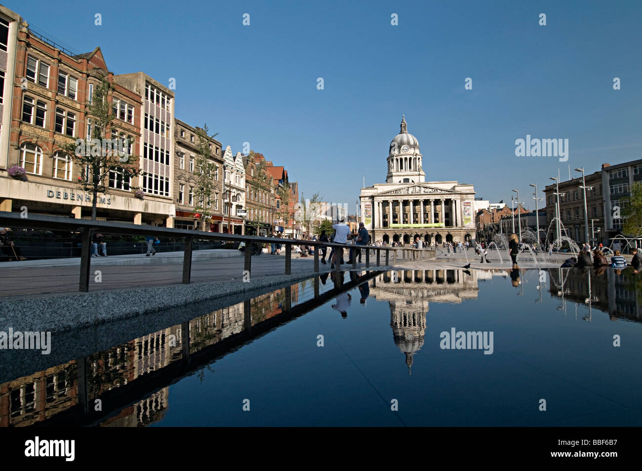 Nottingham-Marktplatz mit Rathaus und neue Sanierung Pool mit Brunnen auf dem Platz Stockfoto