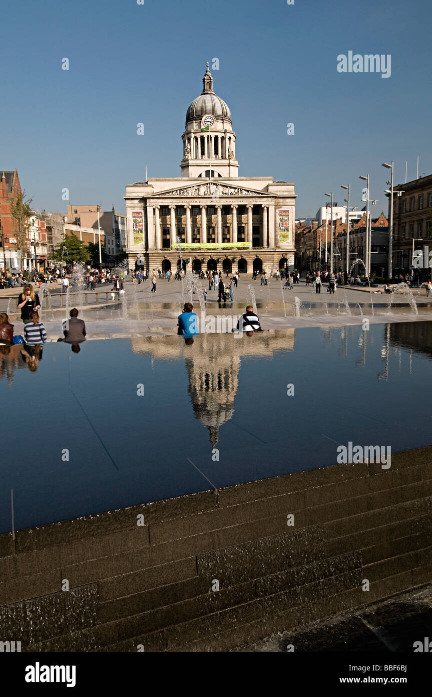 Nottingham-Marktplatz mit Rathaus und neue Sanierung Pool mit Brunnen auf dem Platz Stockfoto