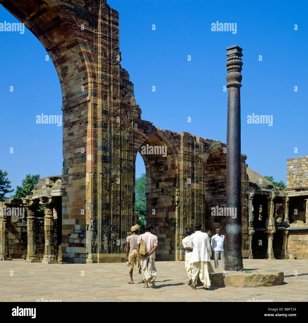 Säule und Quwwat Ul Islam Moschee Qutb minar komplexe Stadt aus Eisen von neu Dehli Indien Stockfoto