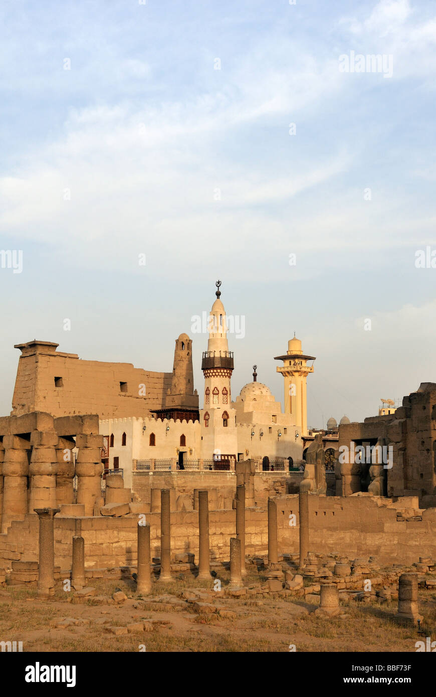 Ersten Pylon und Moschee von Abu-el-Haggag auf Website der Peristyl Hof von Ramses II der Luxor Tempel von Theben Ägypten Stockfoto