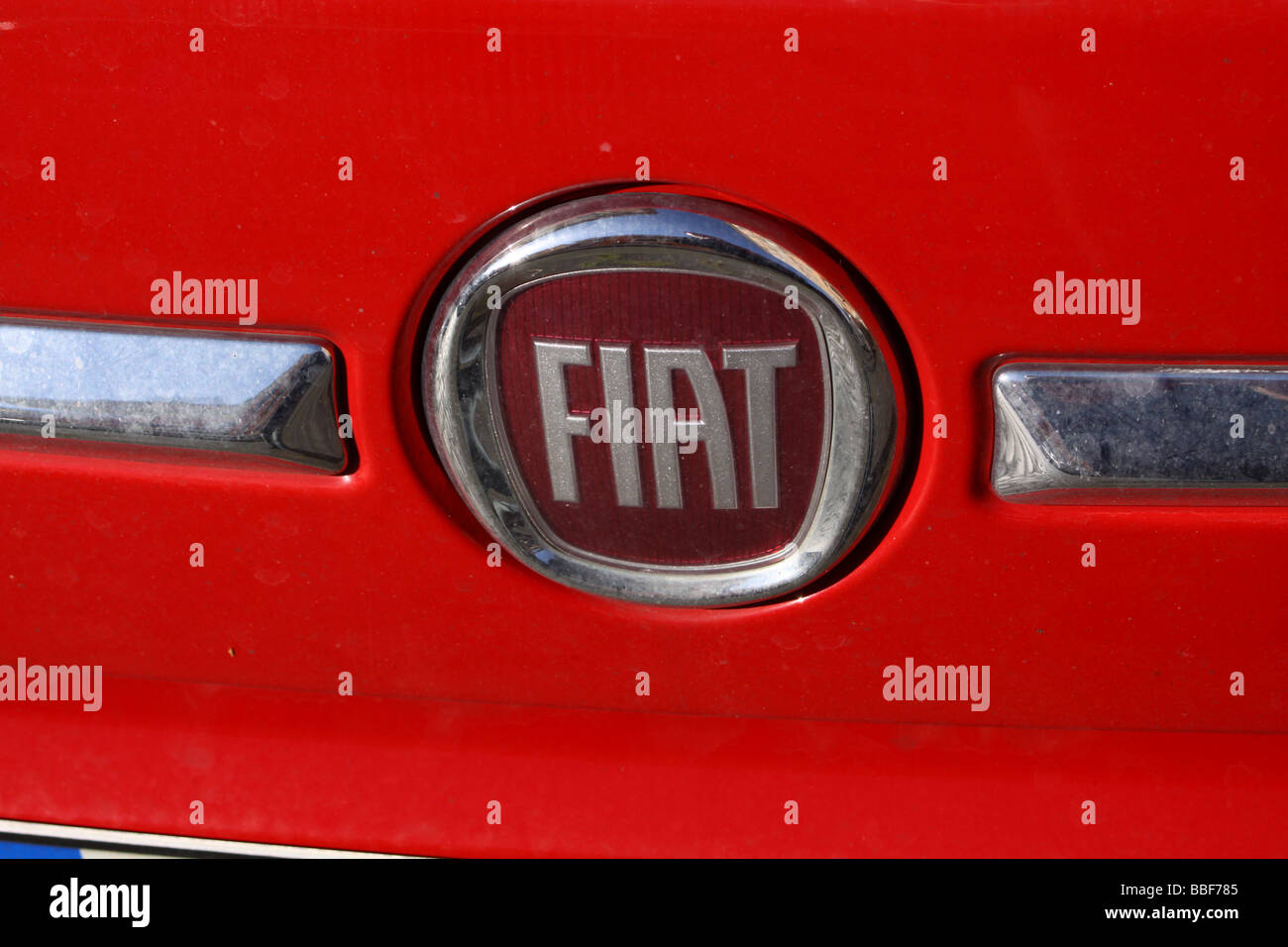 Fiat-Logo auf einem roten Fiat 500 Stockfoto