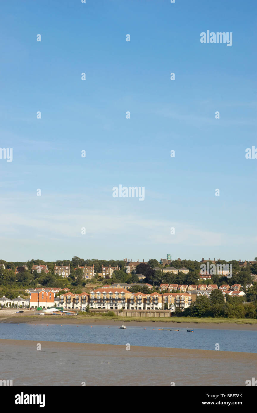 Eine Ansicht der neuen Häuser über den Fluss Medway in Kent Stockfoto