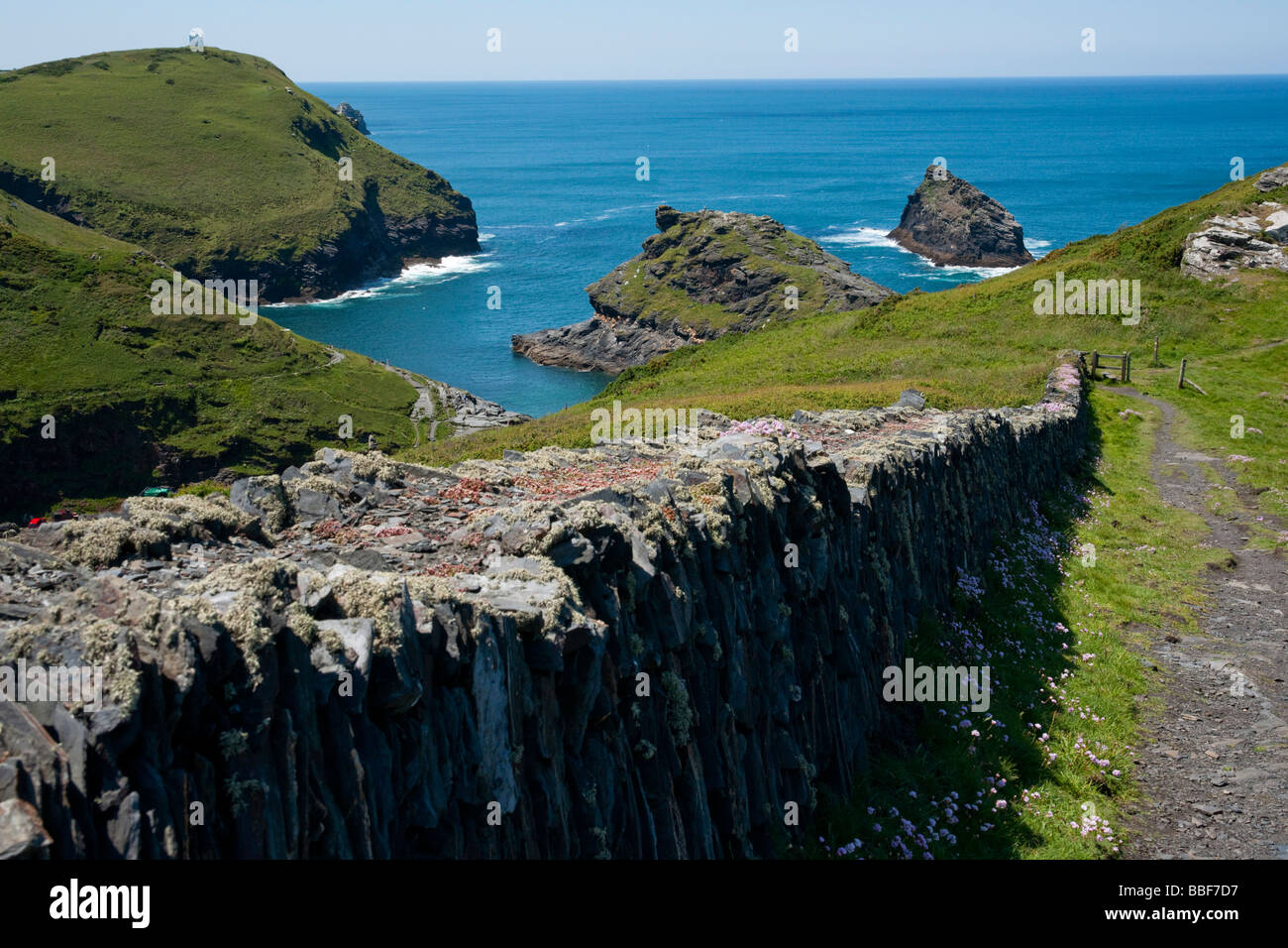 Boscastle Hafen in Sonne, Cornwall Stockfoto