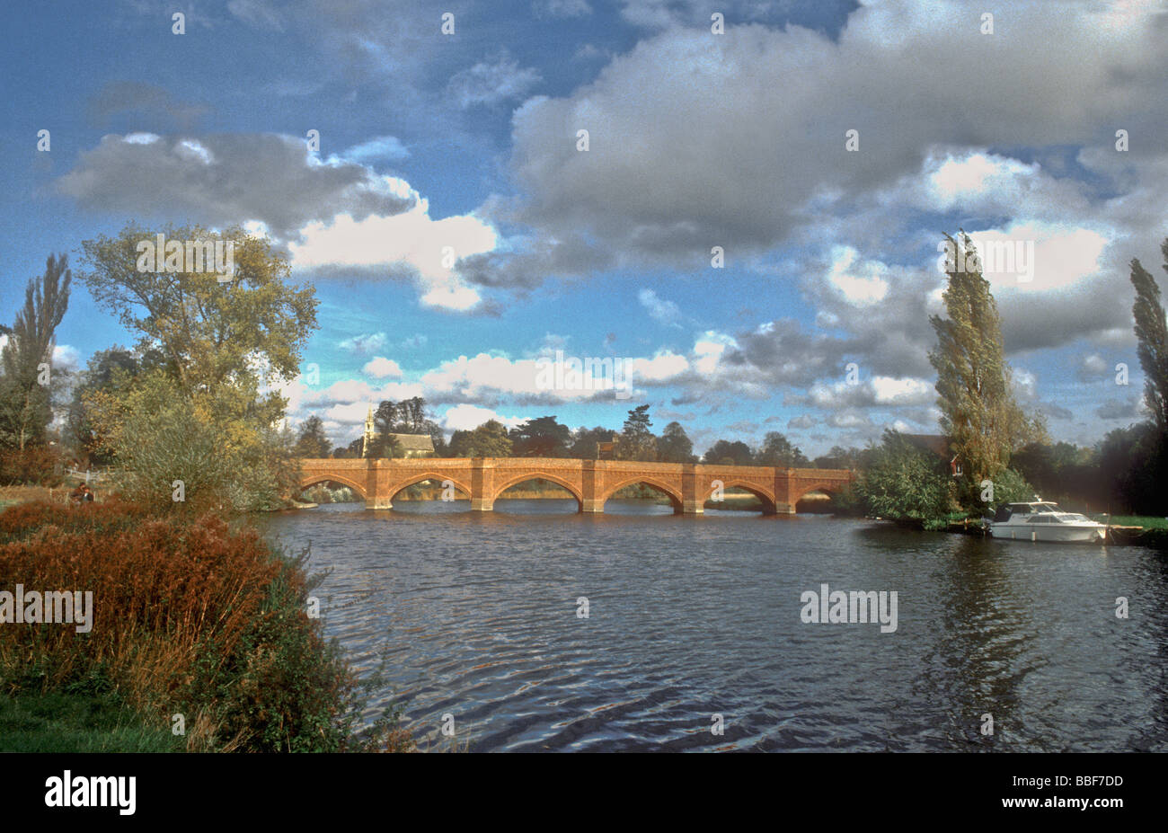 Clifton Hampden Brücke über den Fluss Themse in Oxfordshire, entworfen von Sir Gilbert Scott Stockfoto