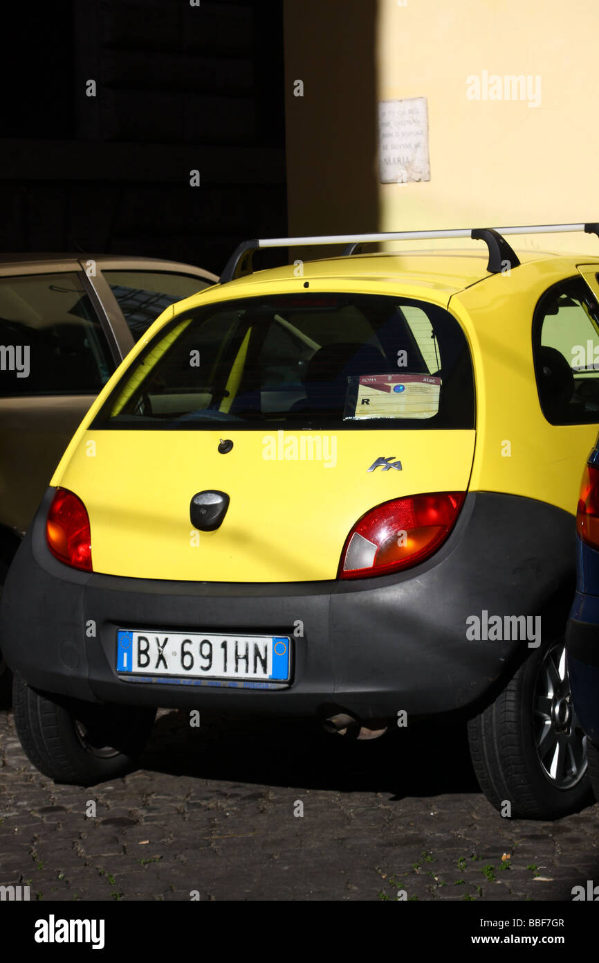 Einen Ford Ka parkten in einer Straße von Rom. Stockfoto