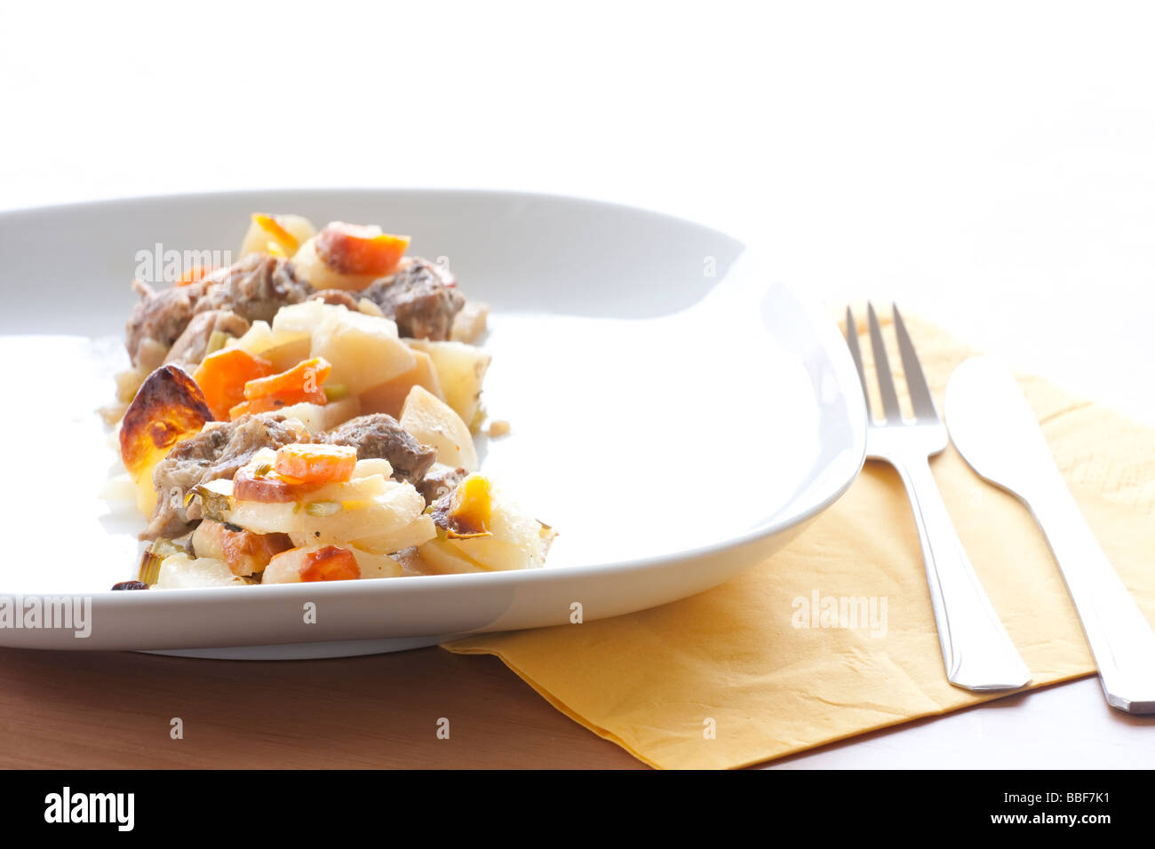 Herzhafter Fleisch- und Kartoffeleintopf mit Karotten und Lauch auf einem weißen Teller, bereit zum Genießen Stockfoto