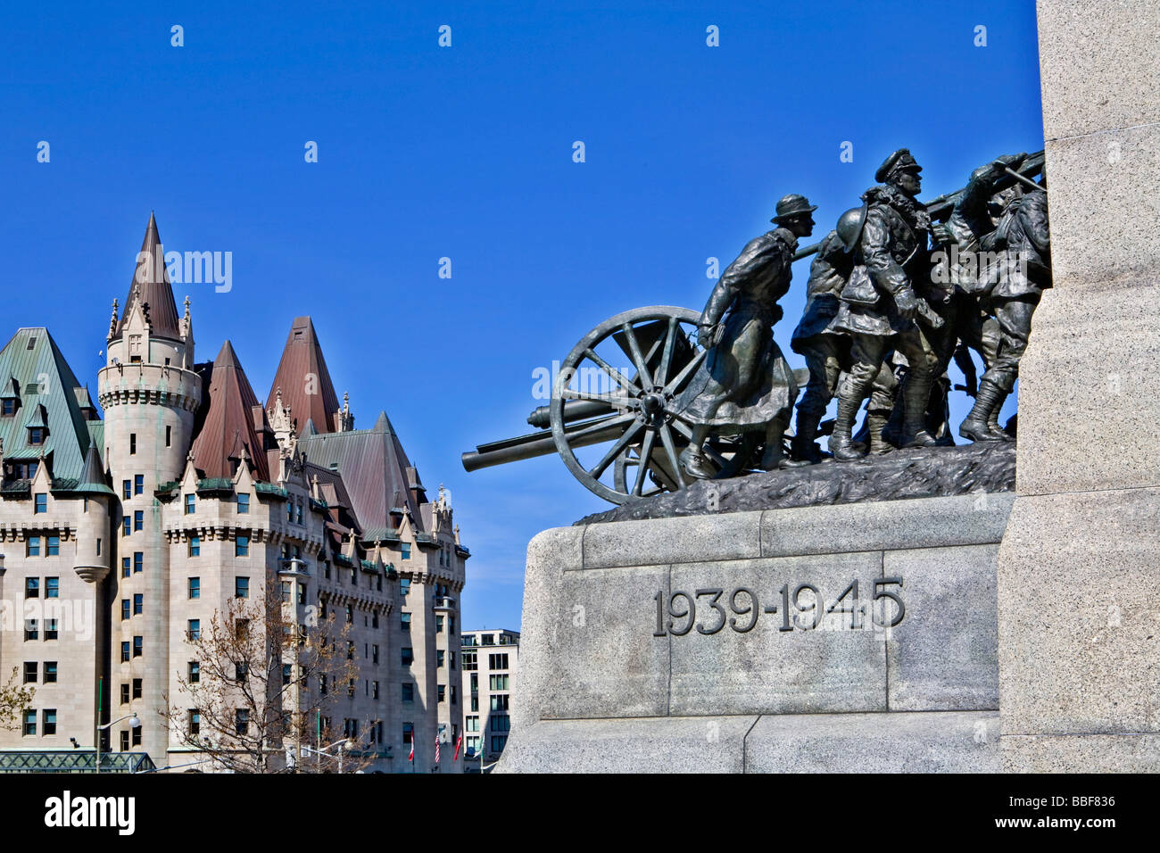 National War Memorial mit Chateau Laurier Ottawa Ontario Kanada Stockfoto