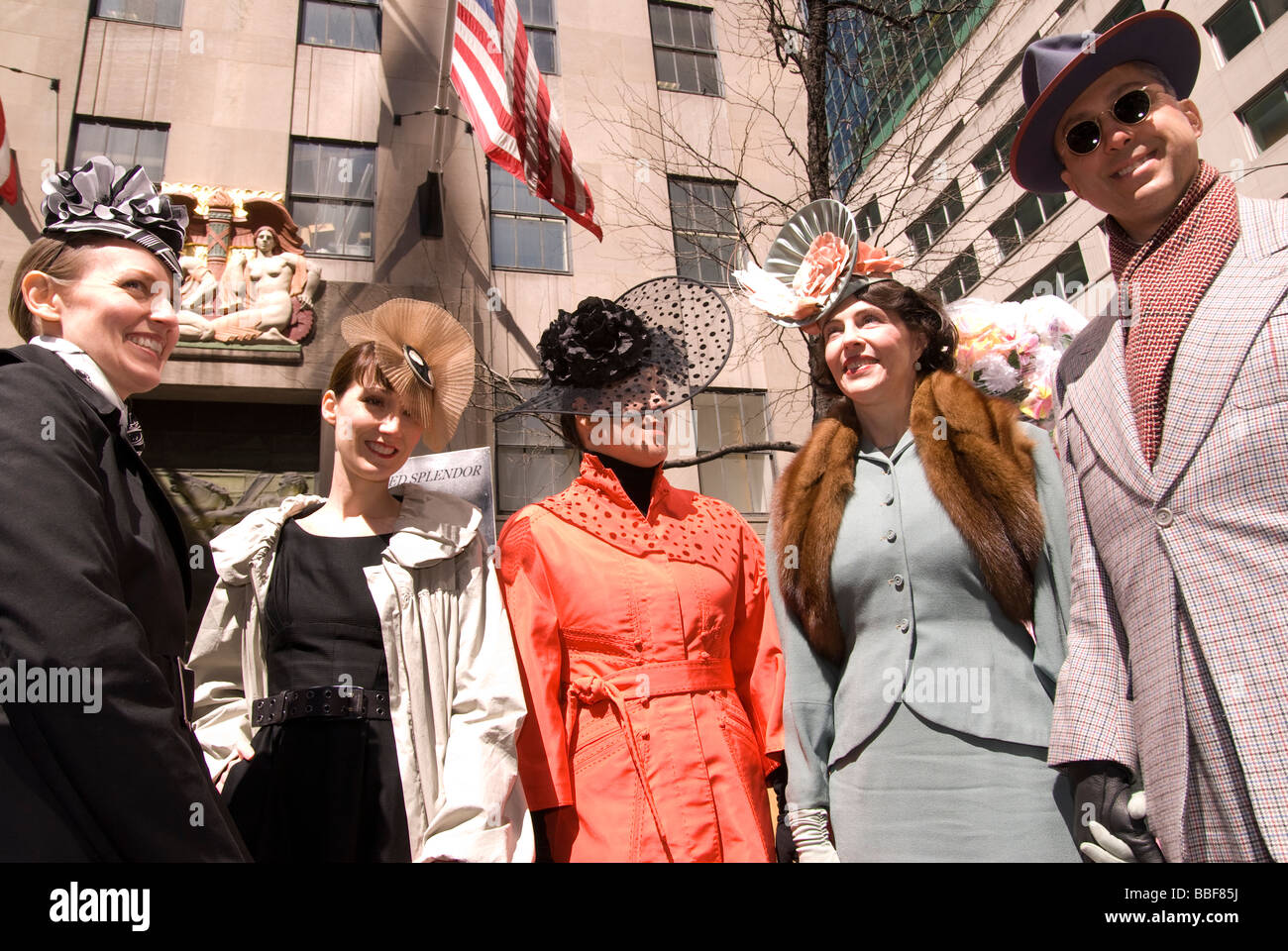 Der 5 th Avenue ist im April am Ostersonntag in New York City Manhattan Easter Parade statt. Stockfoto