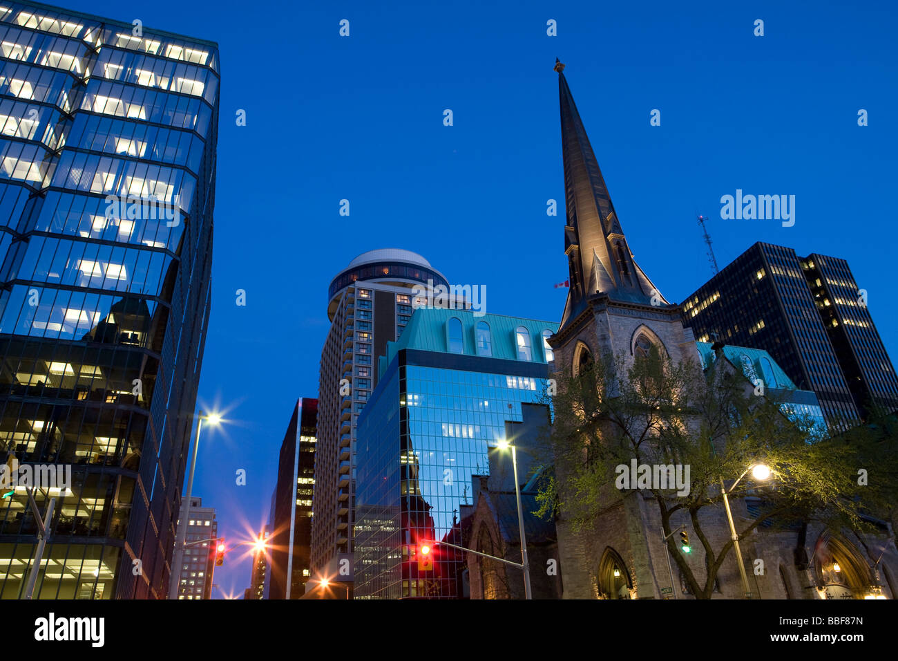 Marriott Hotel und St. Andrew s Kirche Evevning Ottawa Ontario Kanada Stockfoto