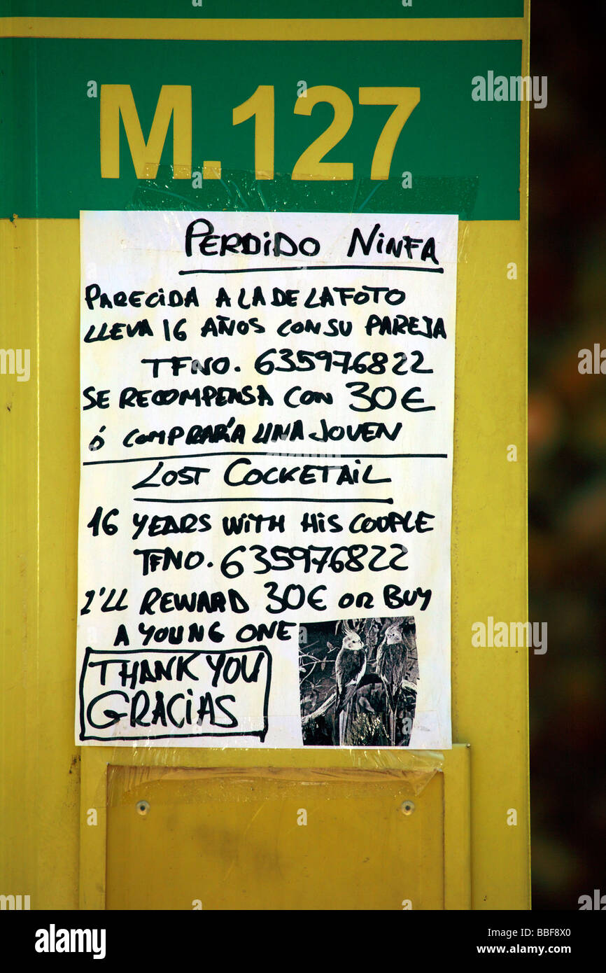 Zweisprachige Schilder, melden Sie sich an zwei Sprachen, Englisch und Spanisch, geschrieben auf einer Bushaltestelle in Mijas Costa, Costa Del Sol, Andalusien, Spanien Stockfoto