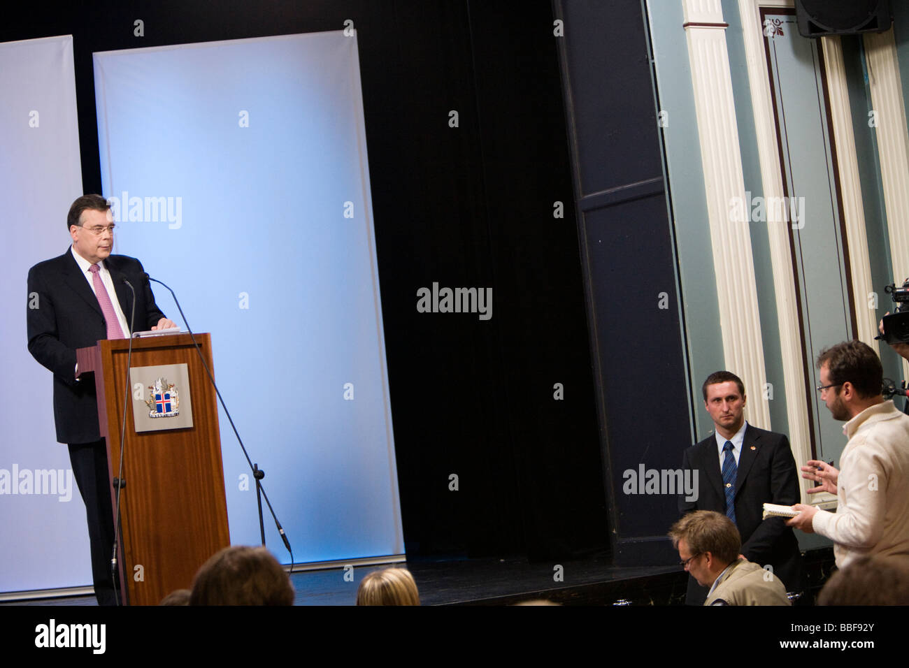 Der isländische Premierminister Geir H Haarde spricht während einer Pressekonferenz Stockfoto