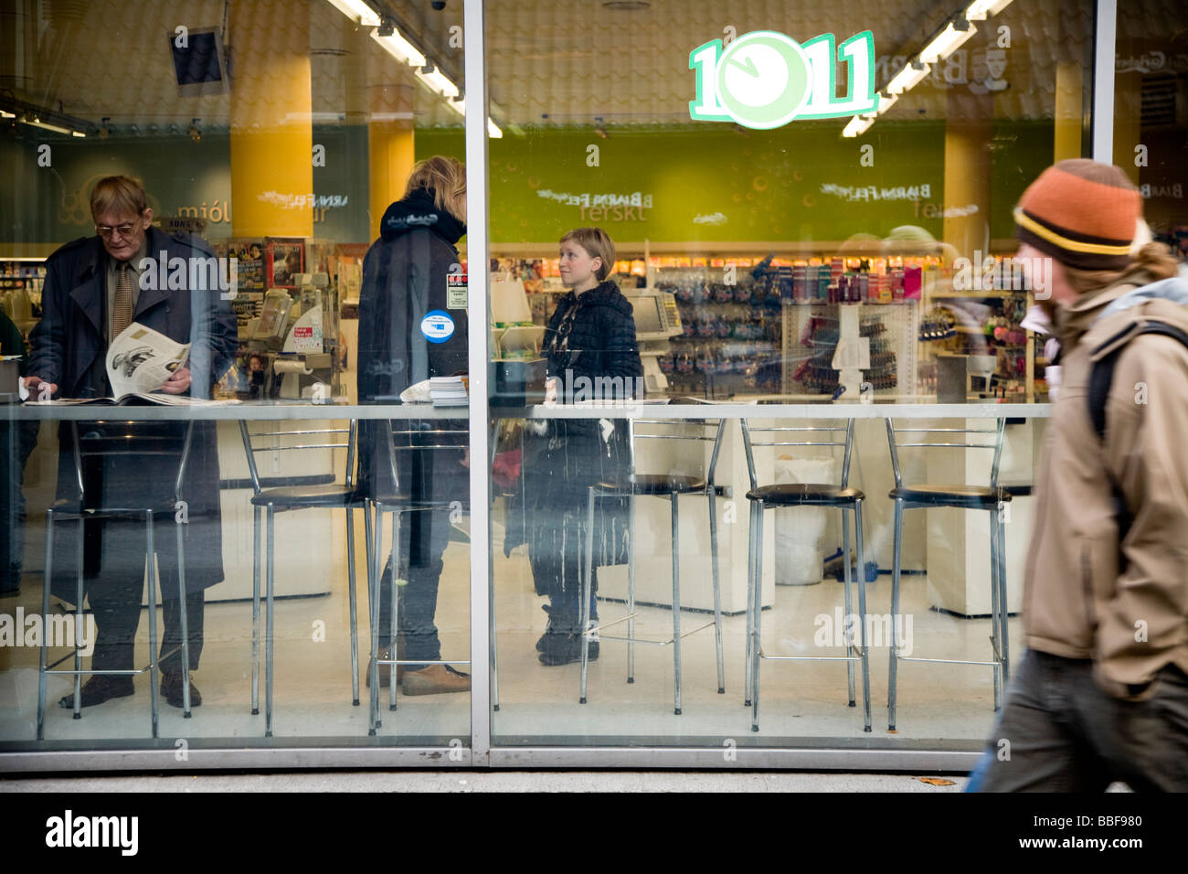 Reykjavik Island Oktober 14 Fußgängerzone zu Fuß Vergangenheit eine Bequemlichkeit Lagern in der Innenstadt von Reykjavik Stockfoto