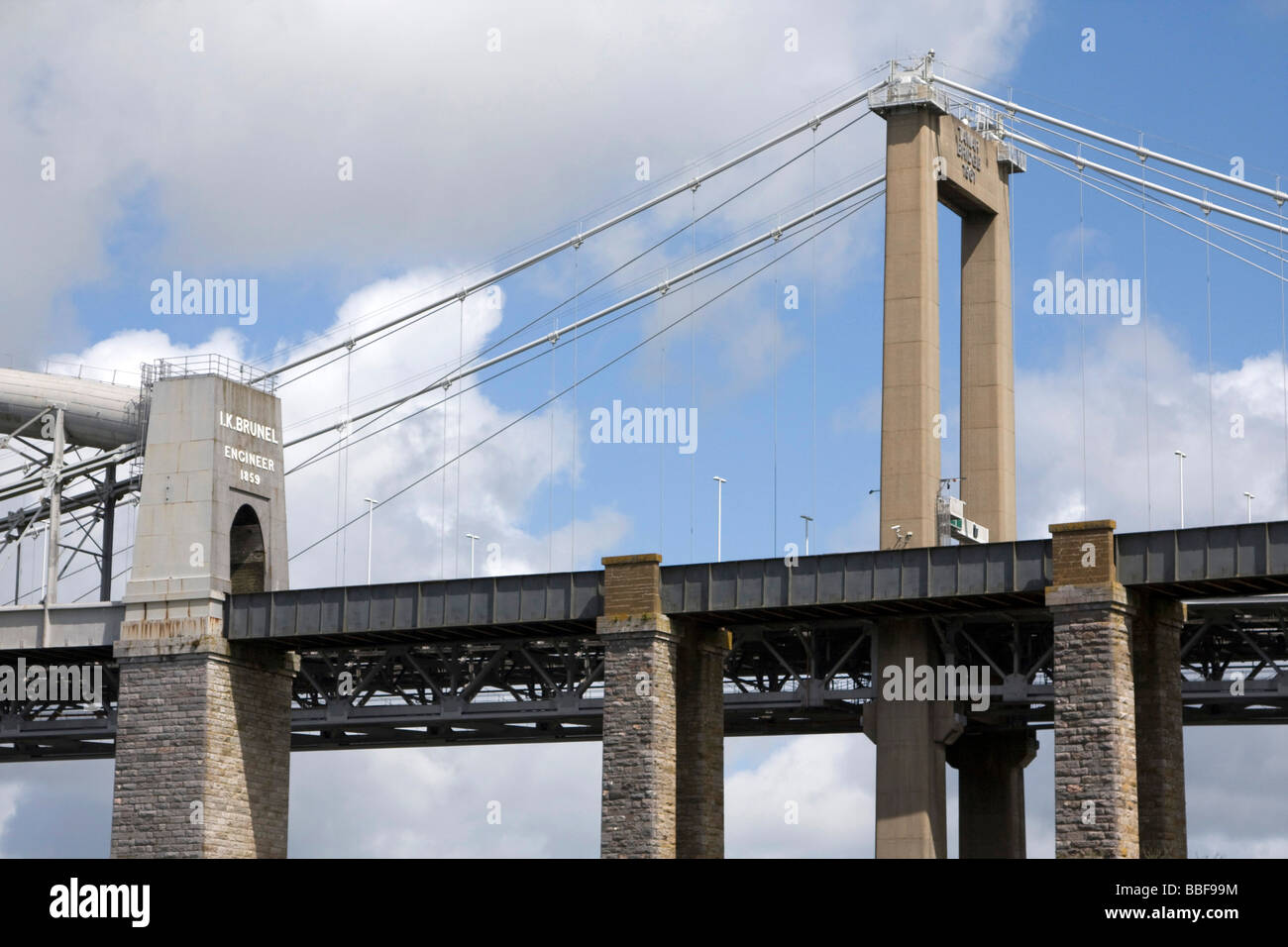 Fluß Tamar Brücken - Royal Albert Eisenbahnbrücke und Tamar Brücke Cornwall England UK GB Stockfoto